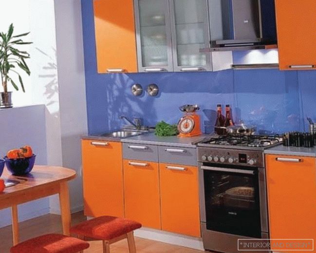 Design della cucina blu-arancione