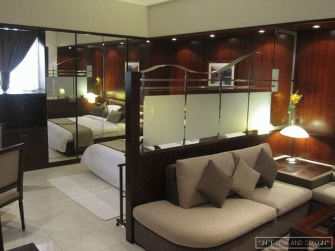 Una camera da letto-гостиная с изолированной кухней