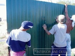 Installazione del profilo metallico per la recinzione