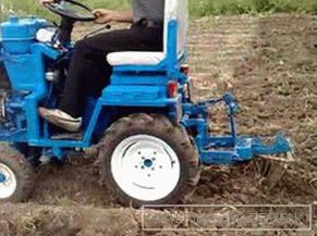 Mini trattore con le sue mani in fattoria